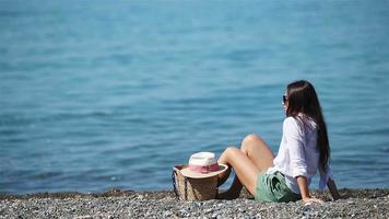 mujer joven en blanco en la playa video