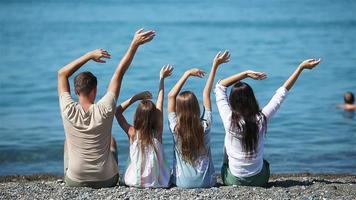 la giovane famiglia in vacanza si diverte molto video