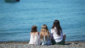 adorables petites filles et jeune mère sur la plage blanche tropicale video