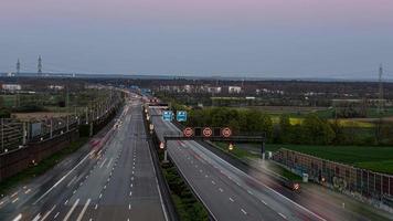 hora lapso película de el rosado Luna creciente en abril 2021 terminado un ocupado autopista en Alemania video