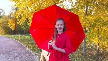 enfant heureux fille rit sous un parapluie rouge video