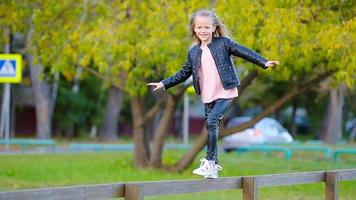 adorable petite fille à l'extérieur à la belle journée d'automne video