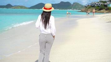 ung skön kvinna gående roligt på tropisk stranden. video