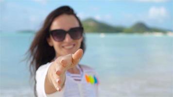 siga-me pov - garota feliz olhando para a câmera e sorrindo na praia video