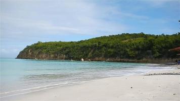 idyllisk tropisk carlisle bukt strand med vit sand, turkos hav vatten och blå himmel på antigua ö video