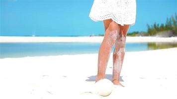 lento movimiento cerca arriba. niña jugando con hermosa blanco arena a tropical playa