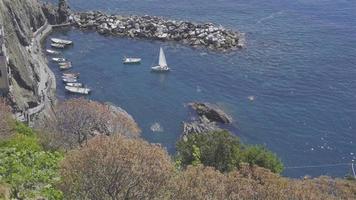 mooi knus baai met boten en Doorzichtig turkoois water in vijf landt in cinque terre in Italië, Europa video