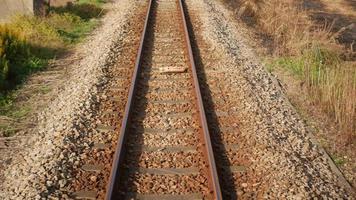 treno viaggio punto di Visualizza a partire dal su il posteriore indietro Visualizza di treno pendolare auto ferrovia traccia visto a partire dal treno prospettiva video