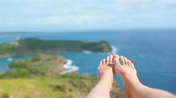 pés femininos fundo a vista do porto inglês de shirley heights, antígua video