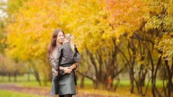 bezaubernd wenig Mädchen mit Mutter genießen fallen Tag im Herbst Park draußen video