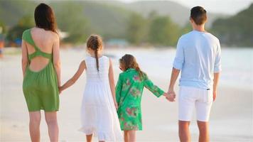 terug visie van familie van vier met twee kinderen wandelen Aan de strand Aan caraïben vakantie video