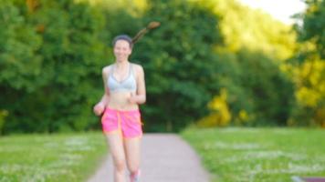 schönes junges sportmädchen, das draußen läuft. Läufer - Frau läuft im Freien Training für Marathonlauf video