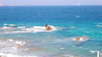 enorm Wellen abstürzen auf das Felsen von Syros Insel, Griechenland. das Möwen genossen es höchst. video