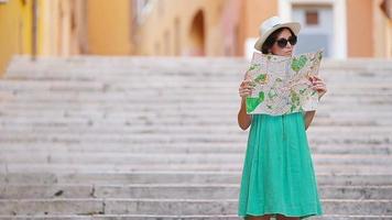 mooi vrouw op zoek Bij toeristisch stadskaart in Rome, Italië. gelukkig meisje genieten Italiaans vakantie vakantie in Europa.