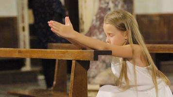 pequeno menina rezando dentro a Igreja video