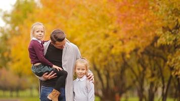 portret van gelukkig familie in herfst park video