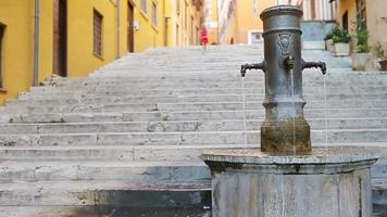 adorable niña bebiendo agua del grifo afuera en un caluroso día de verano en roma, italia video