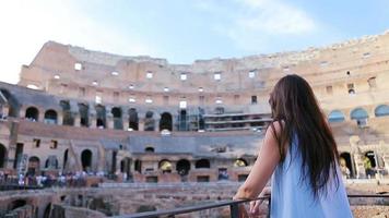 jong vrouw toerist op zoek Bij de colosseum binnen in Rome, Italië. de colosseum is de hoofd toerist attracties van Rome. video