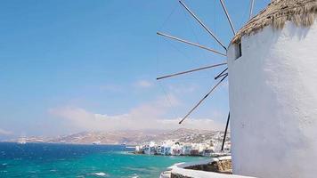 beroemd visie van traditioneel Grieks windmolens Aan Mykonos eiland Bij zonsopkomst, cycladen, Griekenland video