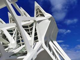 monumental arquitectura, un blanco como la nieve edificio en contra el sin fondo cielo. Valencia, España foto