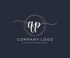 logotipo femenino qp inicial. utilizable para logotipos de naturaleza, salón, spa, cosmética y belleza. elemento de plantilla de diseño de logotipo de vector plano.