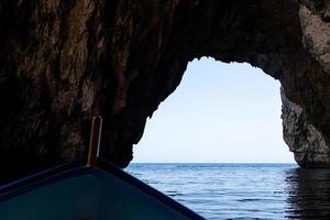 ver desde un pequeño motor barco en un natural Roca arco cerca el costa de Malta. foto