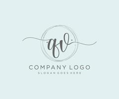 logotipo femenino qv inicial. utilizable para logotipos de naturaleza, salón, spa, cosmética y belleza. elemento de plantilla de diseño de logotipo de vector plano.