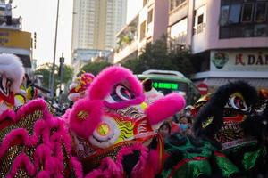 Ho chi minh ciudad, Vietnam - 6 6 feb 2023 lunar nuevo año celebracion - el continuar bailar, hermosa vistoso festivo cifra. tet fiesta antecedentes. chino lunar nuevo años día, primavera festival. foto