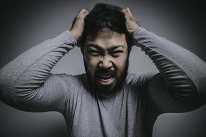 asiático hermoso hombre enojado en blanco fondo,retrato de joven estrés masculino concepto foto