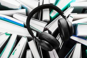 audio libro con inalámbrico auriculares y jugador concepto foto