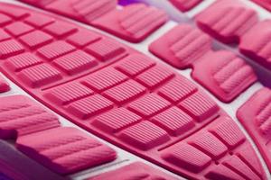 el texturizado único diseño de el rosado macro zapatilla de deporte foto