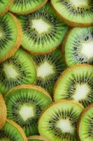 kiwi Fruta de cerca porciones con un modelo en el formar de un modelo. foto