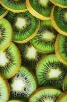 kiwi Fruta cortar dentro rebanadas, en lleno pantalla como un antecedentes. foto