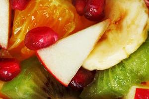 primer plano de ensalada de frutas en pantalla completa, como fondo. foto