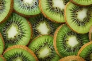 kiwi Fruta de cerca porciones con un modelo en el formar de un modelo. foto