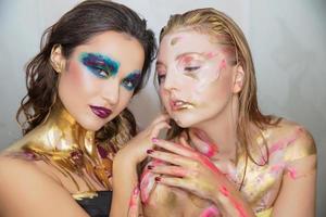 dos joven mujer con creativo maquillaje foto