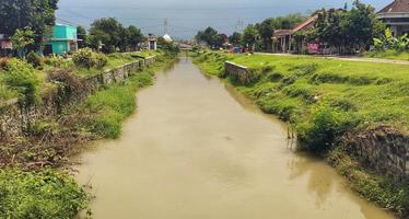 el río agua es turbio y sucio foto