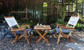 al aire libre de madera mesa y silla en jardín foto