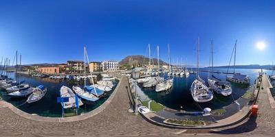 el pintoresco Puerto de Salo, un oculto joya en lago garda foto