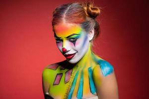 bonito joven mujer con un agua maquillaje payaso foto