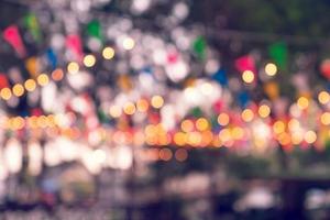 Bokeh de fiesta en el festival del mercado nocturno, fondo abstracto de imagen borrosa foto