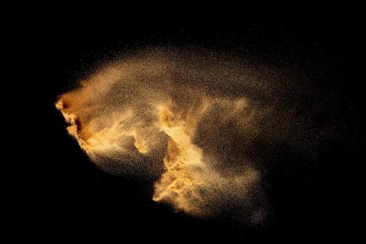 explosión de arena de río seca marrón aislada sobre fondo blanco. salpicaduras de arena abstractas. foto