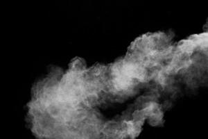 blanco talcume polvo explosión en negro antecedentes. blanco polvo partículas chapoteo. foto