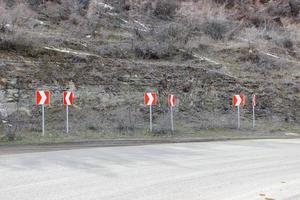 montaña la carretera con tráfico señales. foto