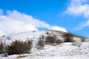 colina cubierto con nieve. foto