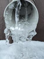 hielo en blanco el plastico desagüe tubo foto