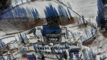 Antenne oben Nieder Aussicht von ein schneebedeckt Hotel im Beskiden Berge video