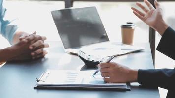 conferência de empresários e empresários na sala de reuniões moderna, colegas de trabalho multirraciais felizes se divertem cooperando trabalhando juntos na reunião do escritório, conceito asiático de trabalho em equipe video