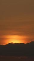 timelapse van dramatische zonsondergang met oranje lucht in een zonnige dag. video