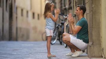 familie in Europa. gelukkig vader en weinig aanbiddelijk meisje in Rome gedurende zomer Italiaans vakantie video